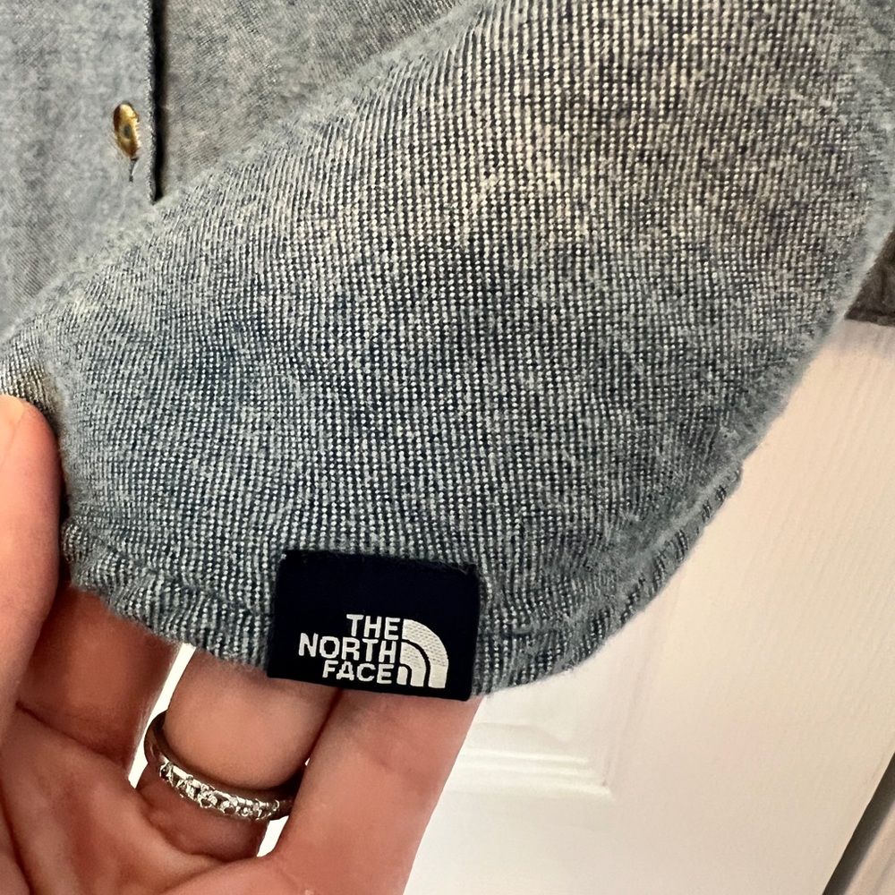 The North Face Gray / Blue Button Up Shirt M - Picture 7 of 11